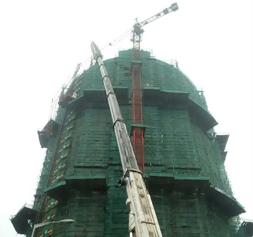 额济纳旗吊车在工地上作业